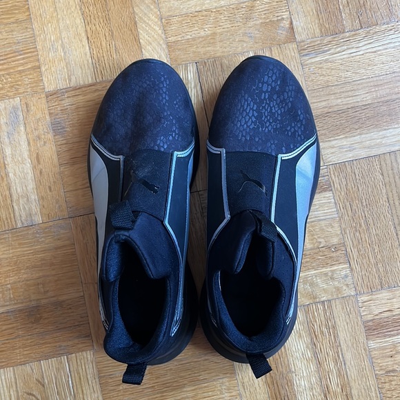 3/$30 EUC women’s puma sneakers in black and silver size 6.5 - Picture 3 of 5